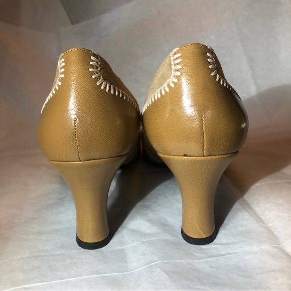 Via Spiga Vintage Italian Leather and Suede pump, size 9 1/2 M. - Picture 6 of 10